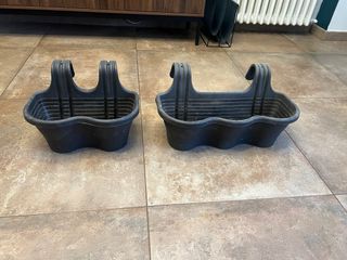 Vaso per piante da balcone nero