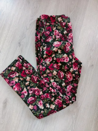 Pantalón NUEVO crop flores negro Talla M