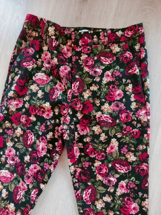 Pantalón NUEVO crop flores negro Talla M