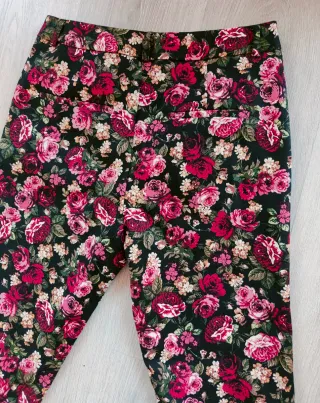 Pantalón NUEVO crop flores negro Talla M