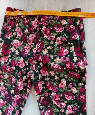 Pantalón NUEVO crop flores negro Talla M