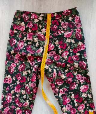 Pantalón NUEVO crop flores negro Talla M