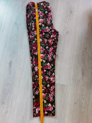 Pantalón NUEVO crop flores negro Talla M