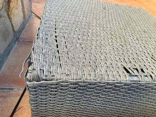 Mesa y 2 pufs de jardín ratán