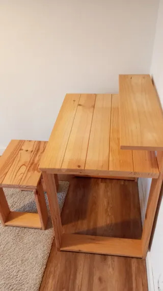 Escritorio y taburete de madera