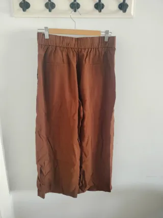 Pantalón marrón fresco y cómodo