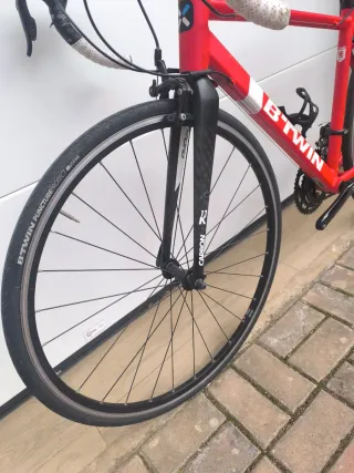 Bicicleta de carretera Btwin Roja