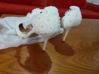 Zapatos de tacón blancos con encaje y perlas