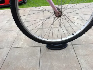 Bicicleta rosa con rodillo