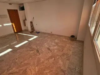 Alquiler de oficina pequeña con garaje pol. PISA