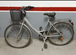 Bicicleta Olartzun plateada con cesta