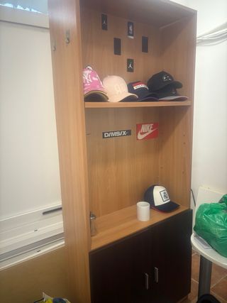 Estantería de madera y DM