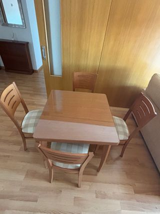 Mesa de comedor de madera