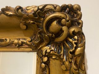 Espejo Decorativo Dorado con Marco Tallado