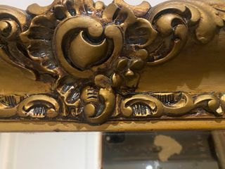 Espejo Decorativo Dorado con Marco Tallado