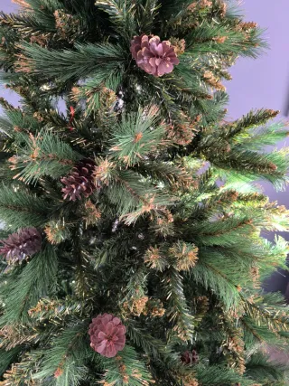 Árbol de Navidad verde y dorado con piñas