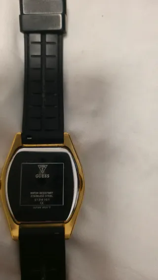 Reloj Guess Dorado Negro Tonneau Cristales