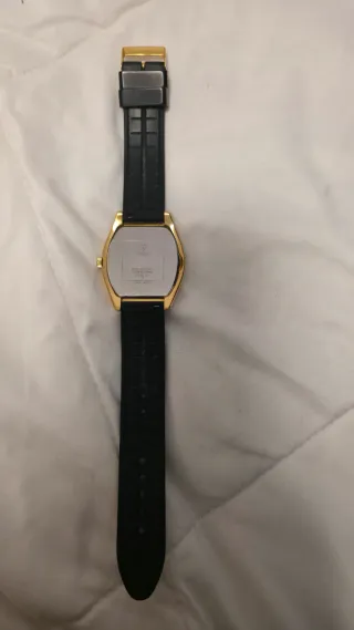 Reloj Guess Dorado Negro Tonneau Cristales