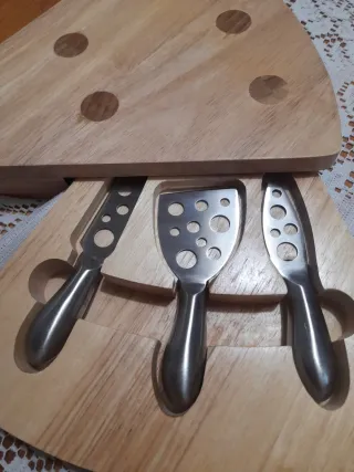 Tagliere in legno con set coltelli