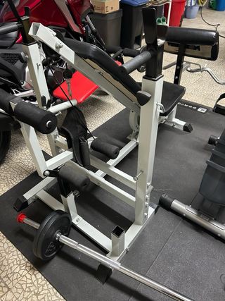 Banco de pesas con barra y discos