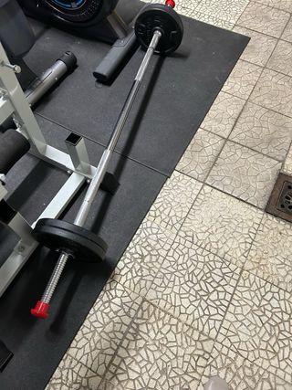 Banco de pesas con barra y discos