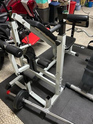 Banco de pesas con barra y discos