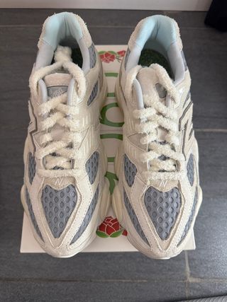 New Balance 9060 Beige/Gris Talla 45