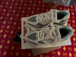 New Balance 9060 Beige/Verde Talla 44