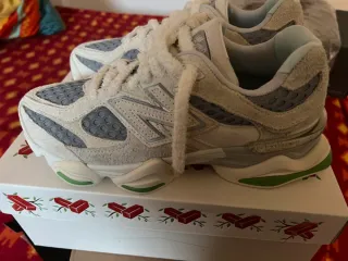 New Balance 9060 Beige/Verde Talla 44
