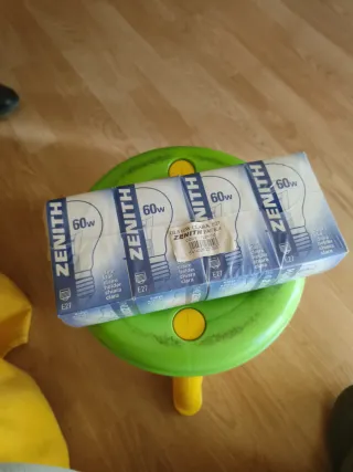 Confezione da 4 lampadine Zenith 60W E27 luce chiara, non LED