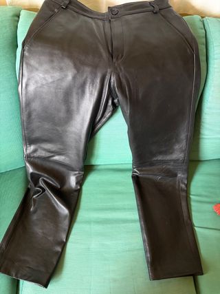 Pantalón de cuero negro