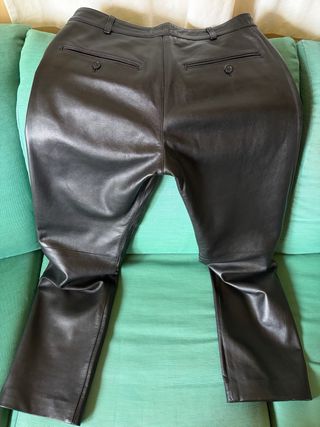 Pantalón de cuero negro