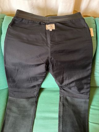 Pantalón de cuero negro