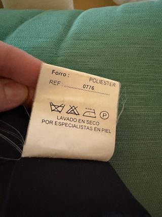 Pantalón de cuero negro