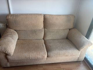 Sofá de tela beige y marrón