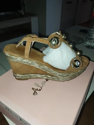 Sandalias Marrones y Doradas con Pedrería