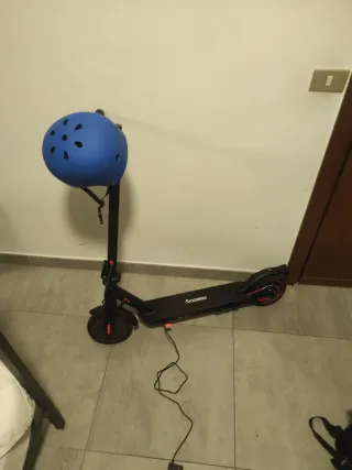Patinete eléctrico con casco azul