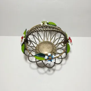 Cestino in metallo lavorato ad intreccio e fiori