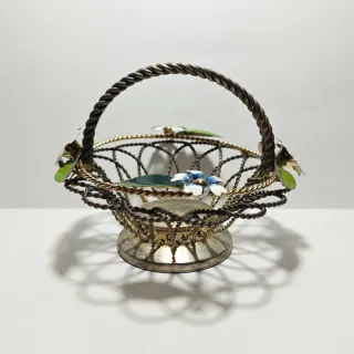 Cestino in metallo lavorato ad intreccio e fiori