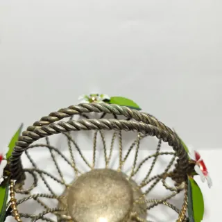 Cestino in metallo lavorato ad intreccio e fiori