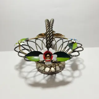 Cestino in metallo lavorato ad intreccio e fiori