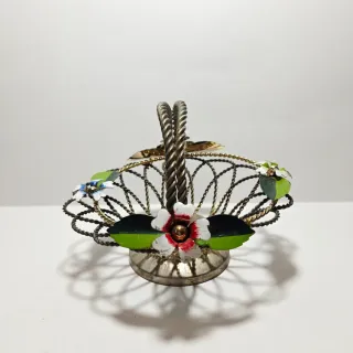 Cestino in metallo lavorato ad intreccio e fiori