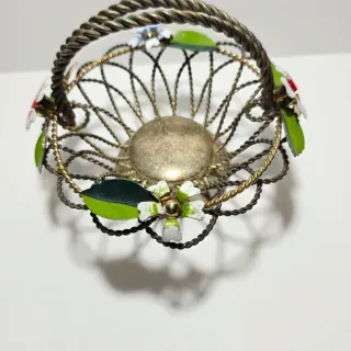 Cestino in metallo lavorato ad intreccio e fiori