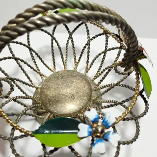 Cestino in metallo lavorato ad intreccio e fiori