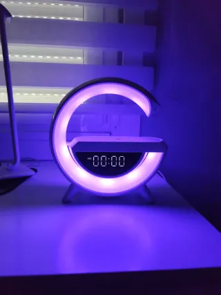 Lampara con luces LED, despertador y cargador