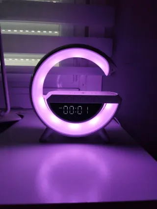 Lampara con luces LED, despertador y cargador