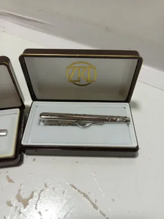 Dos Pasadores de corbata de metal plateado