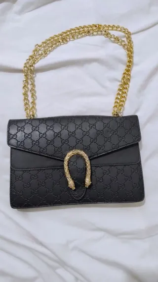 Borsa Gucci nera tracolla oro mano di tendenza