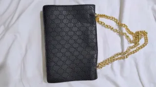 Borsa Gucci nera tracolla oro mano di tendenza