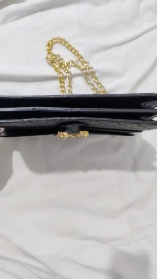 Borsa Gucci nera tracolla oro mano di tendenza